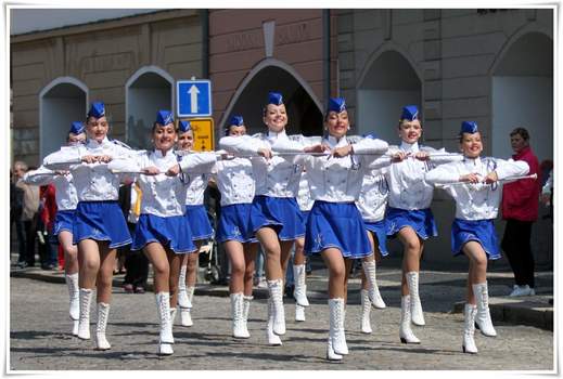 Modro-bílý kostým